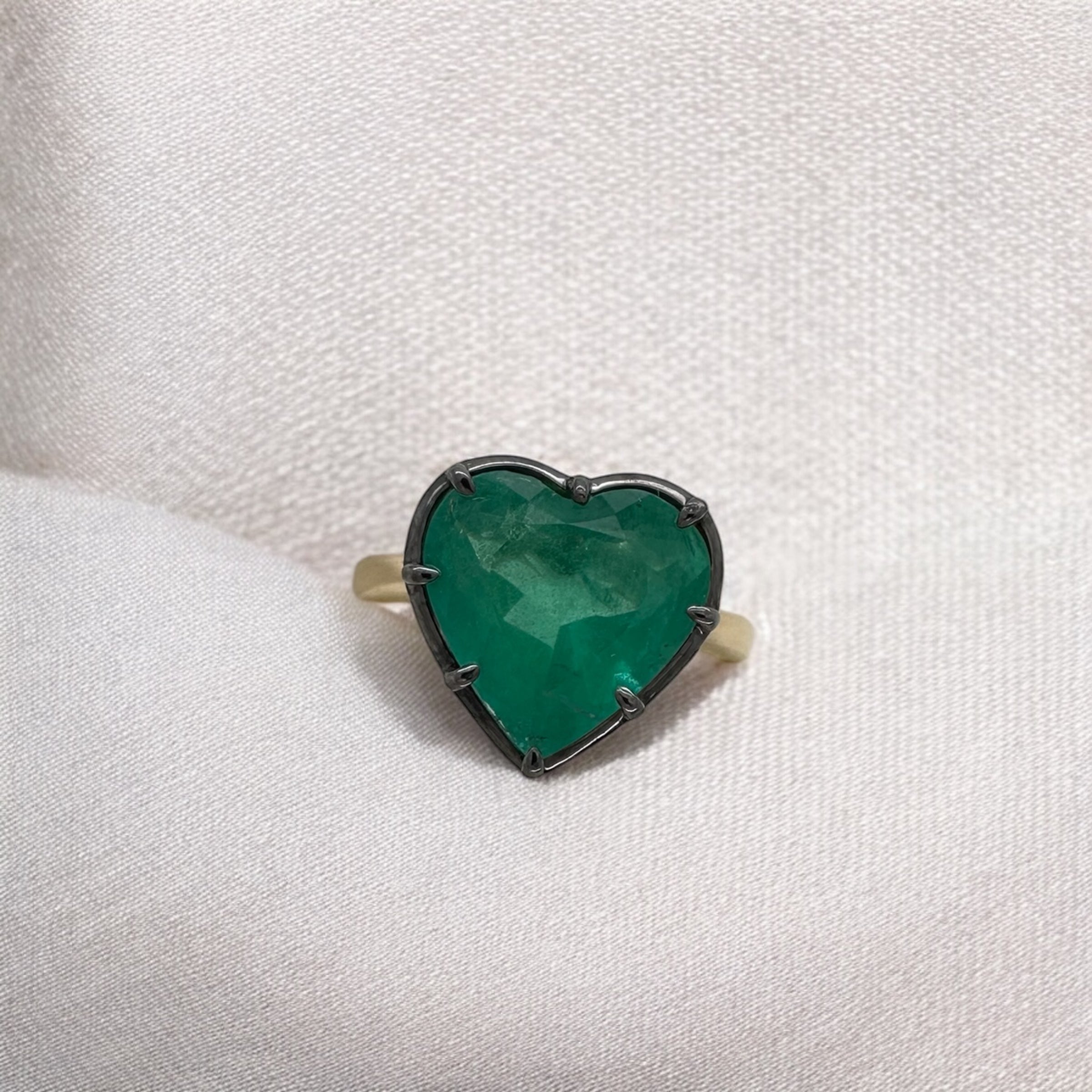 3.21 COLOMBIAN EMERALD HEART RING
