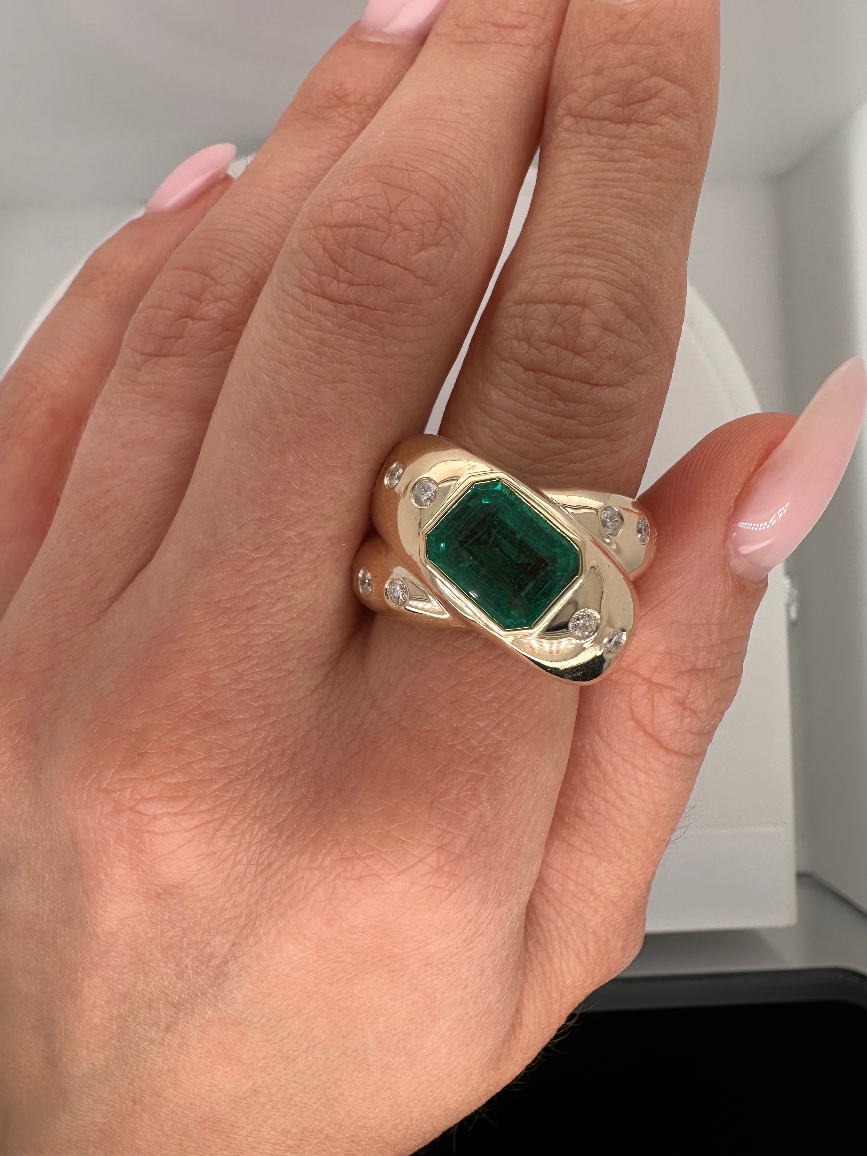 EMERALD AND DIAMOND KNOT RING