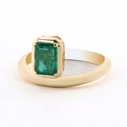 EMERALD BEZEL GROOVE RING