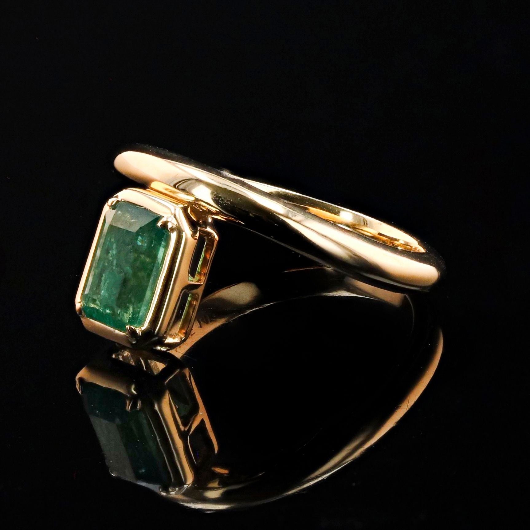 EMERALD BEZEL GROOVE RING