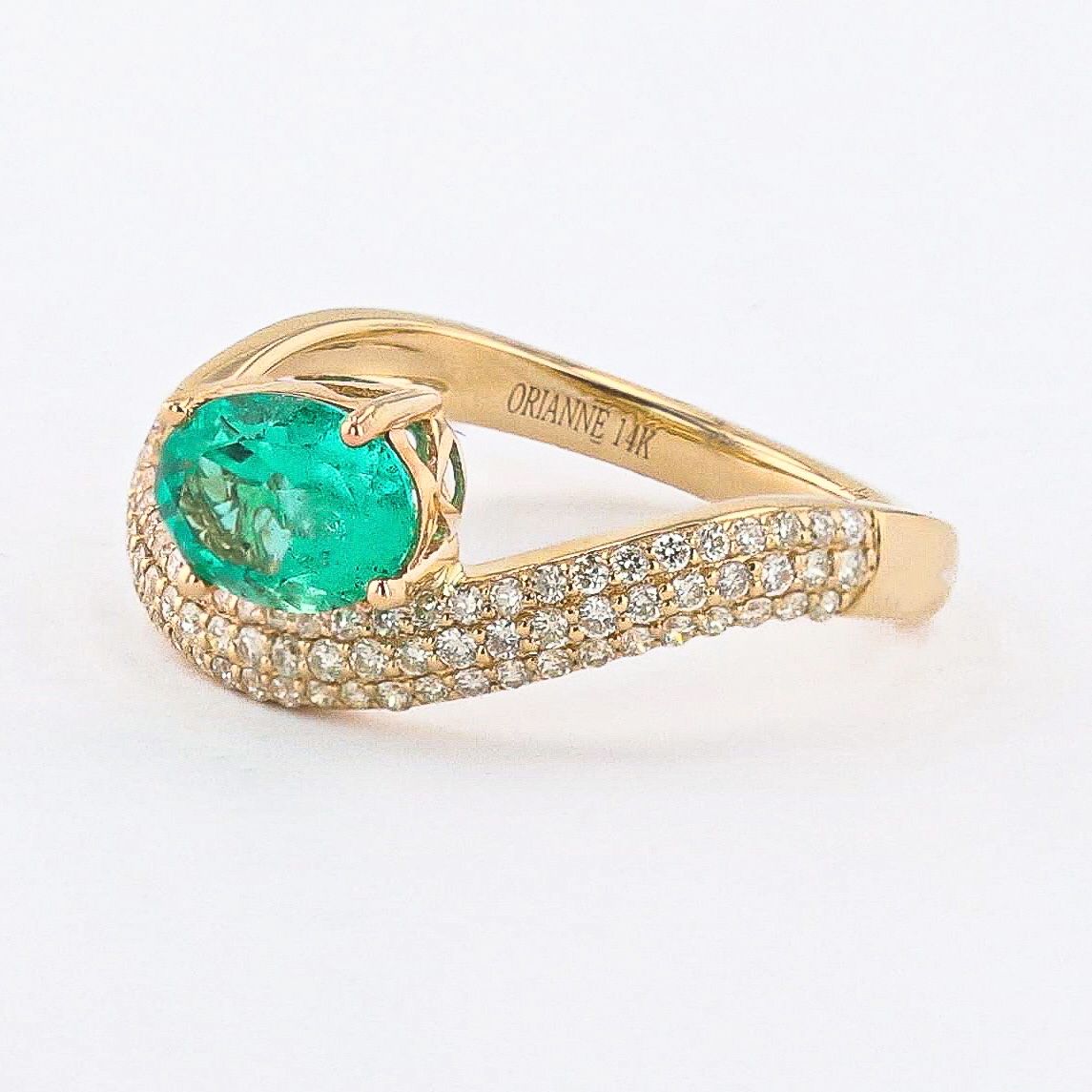 COLOMBIAN EMERALD AND DIAMOND CURVED RING