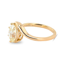 Load image into Gallery viewer, 2.00 CARAT CHAMPAGNE OVAL DIAMOND RING