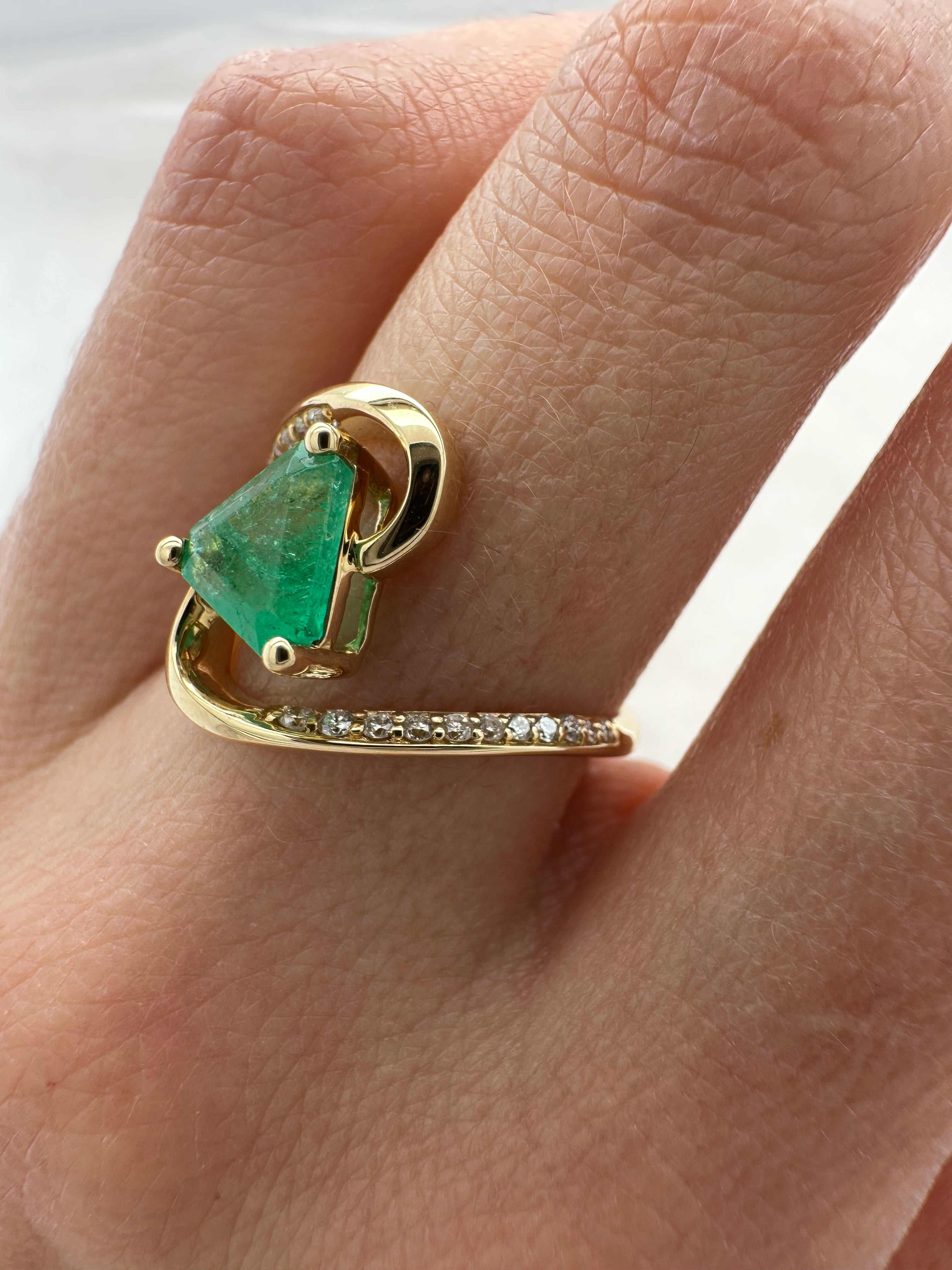 EMERALD AURA WRAP RING