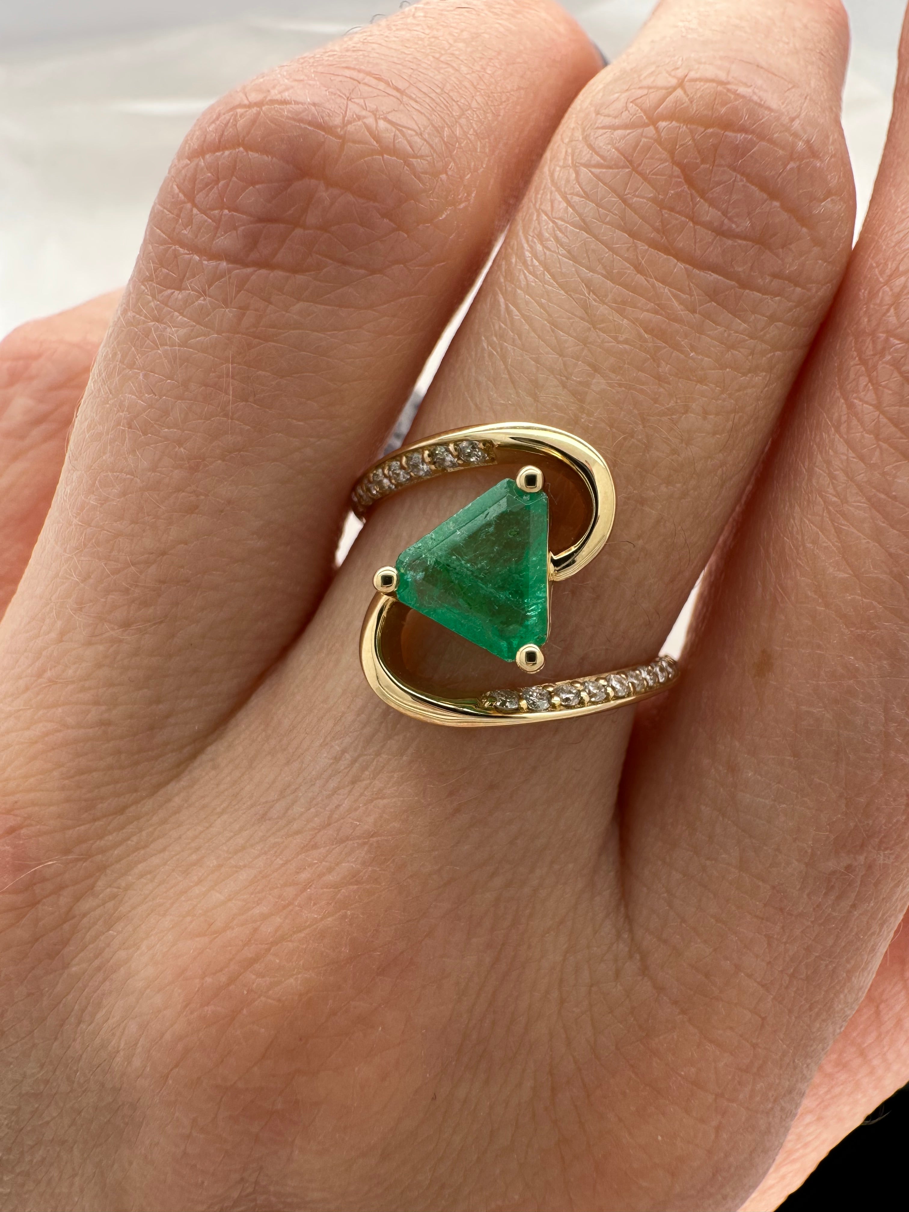 EMERALD AURA WRAP RING