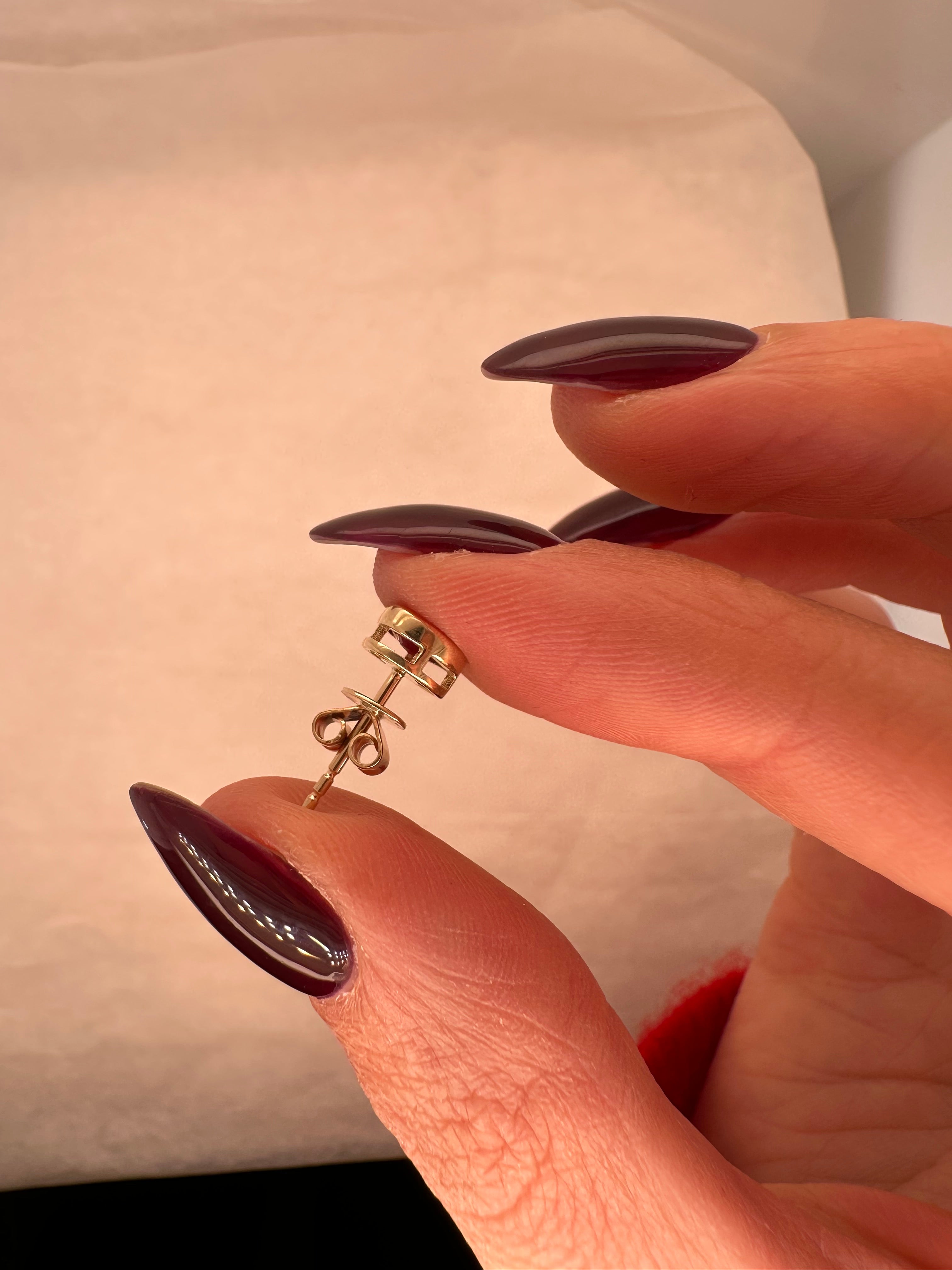 SOLO RUBY HEART BEZEL STUD