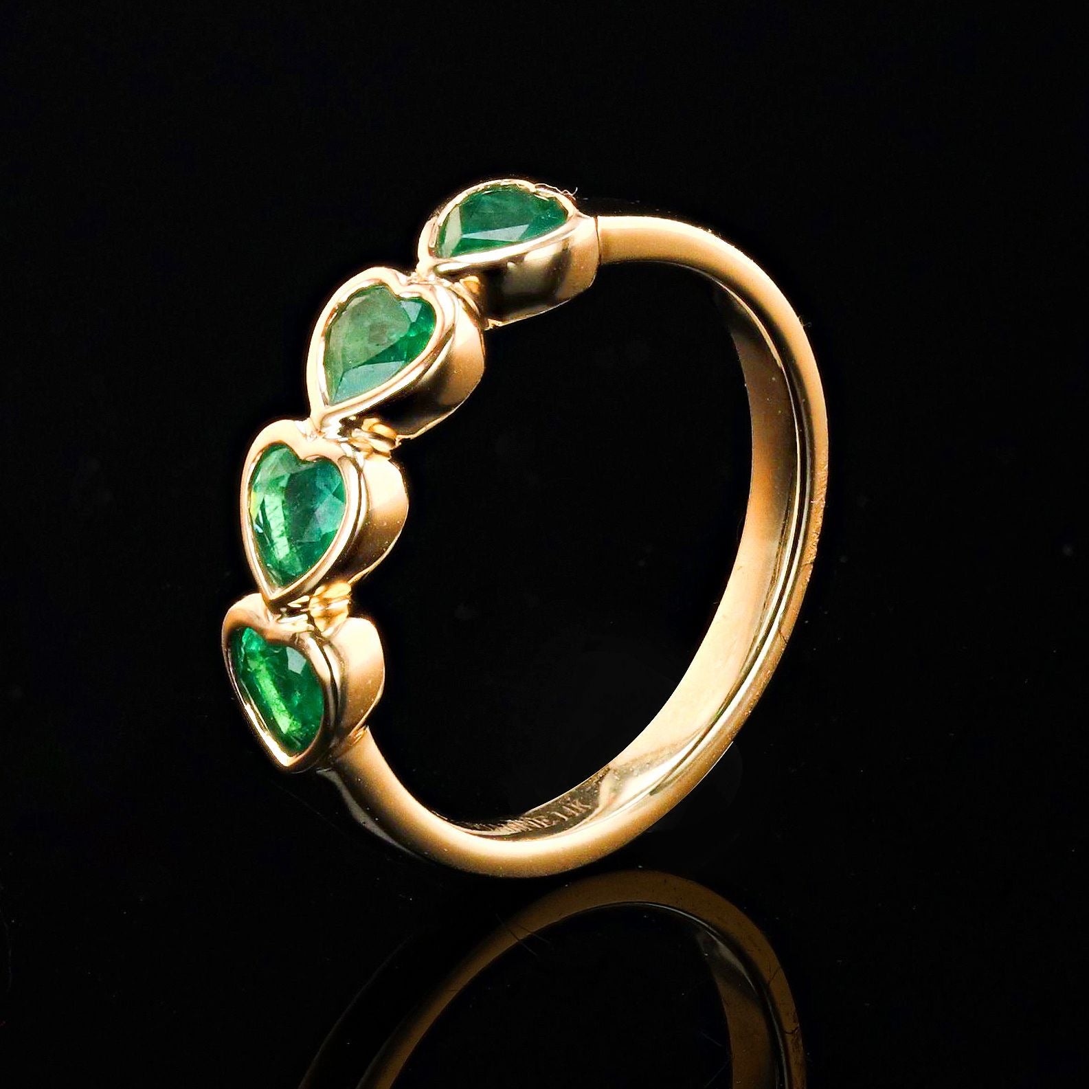 EMERALD BEZEL HEART RING