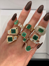 Load image into Gallery viewer, EMERALD AND BAGUETTE DIAMOND RING