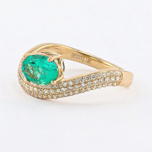 COLOMBIAN EMERALD AND DIAMOND CURVED RING